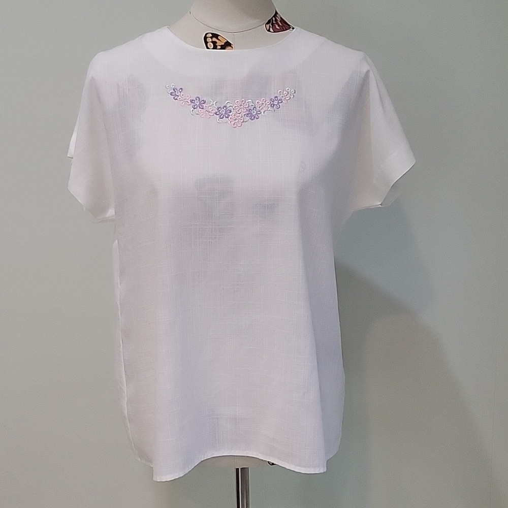Vintage white capped sleeve top with floral embroidery.  Sweet!  Size 10.